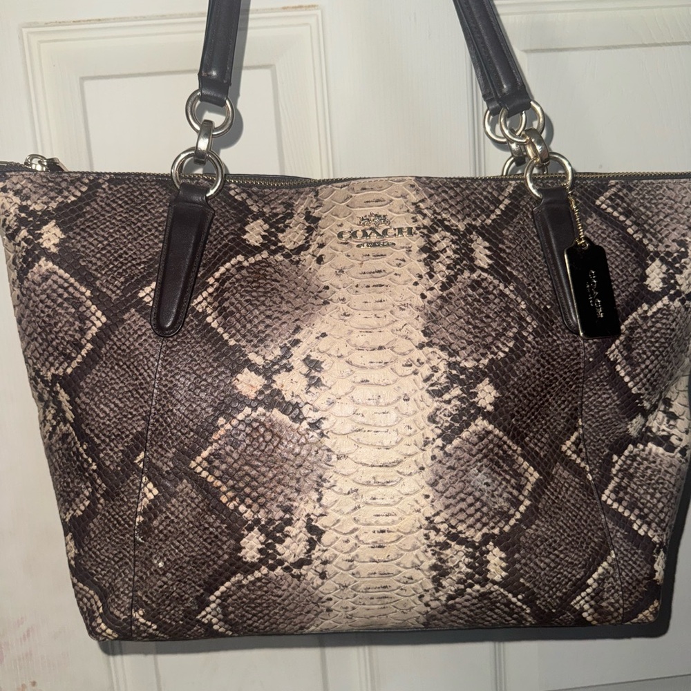 🌹COACH HARLEE SNAKE EMBOSSED TOTE🔥 (with original receipt) Metal hang tag
